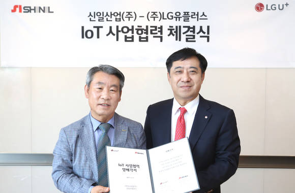 ▲ 안성준 LG유플러스 IoT 부문장(오), 김권 신일산업 대표(왼)ⓒLG유플러스