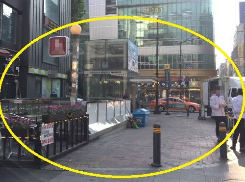 ▲ 계단 및 엘리베이터가 위치한 지하철 3호선 종로3가역 2-1 출입구 전경. ⓒ 지지옥션