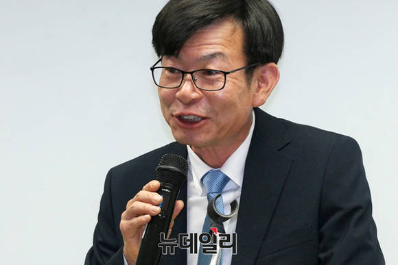 ▲ 김상조 공정거래위원장 후보자가 기자간담회에서 기자들의 질문에 답하고 있다.ⓒ이기륭 기자