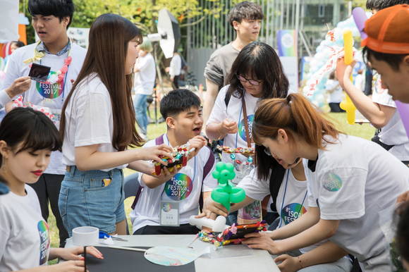 ▲ 행사 관람 중인 참석자들 ⓒ 파라다이스그룹