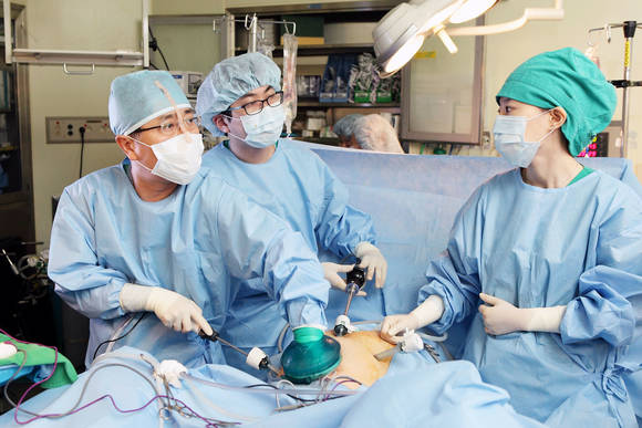 ▲ 이대목동병원이 대장암 적정성 평가에서 5년연속 최고 등급을 획득했다. 사진은 김광호 교수팀의 대장암 수술 장면.ⓒ