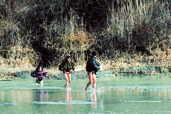 ▲ 중국으로 탈출하기 위해 강을 건너는 북한 주민들. ⓒ北전문매체 뉴포커스 관련보도 화면캡쳐.