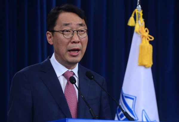 ▲ 윤영찬 청와대 국민소통수석비서관이 19일 오전 춘추관에서 윤석열 검사의 서울중앙지검장 승진 발령 등 검찰 인사 내용을 발표하고 있다. ⓒ뉴시스 사진DB