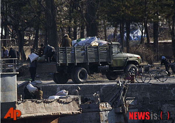 ▲ 中단둥에서 촬영한 북한의 트럭. 최근 북한에서는 '빈 트럭'을 강력히 단속하고 있다고 한다. ⓒ뉴시스-AP. 무단전재 및 재배포 금지.