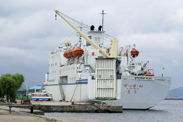 ▲ 북한 페리선 '만경봉' 호가 러시아 해운업체의 운영으로 블라디보스토크와 나진을 오가게 됐다. 사진은 나진항에 정박해 있는 '만경봉' 호. ⓒ플릭커 공개사진 캡쳐.