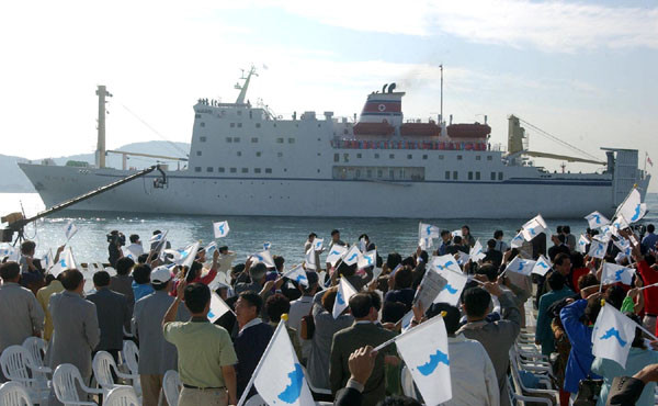 ▲ 2002년 9월 부산 아시안 게임 당시 북한 응원단을 태우고 다대포 항에 입항하는 '만경봉' 호와 환영 인파들. ⓒKBS 만경봉 호 관련보도 화면캡쳐.