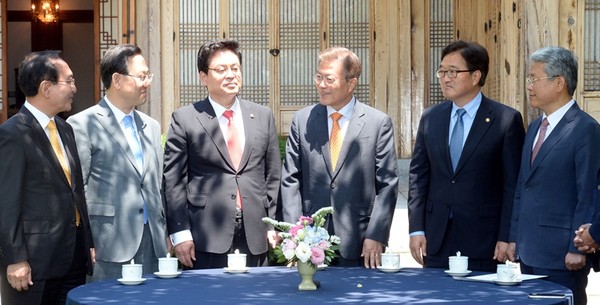 ▲ 문재인 대통령이 19일 오후 청와대 상춘재에서 5당 원내대표와 첫 오찬 회동 전 환담하고 있다. ⓒ뉴시스 사진DB