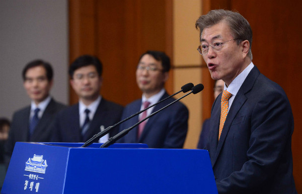 ▲ 문재인 대통령이 19일 청와대 춘추관에서 헌법기관의 장인 헌법재판소장으로 김이수 현 헌법재판관을 지명하는 인선 발표를 직접 하고 있다. ⓒ뉴시스 사진DB