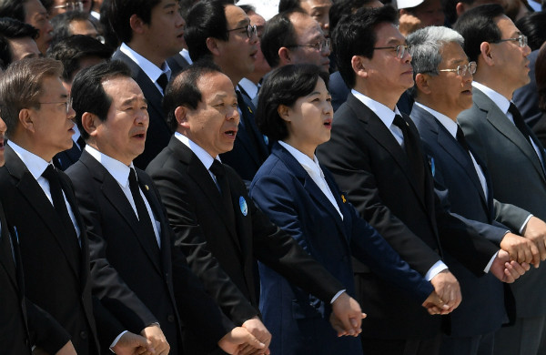 ▲ 김이수 헌법재판소장직무대행(앞줄 왼쪽에서 세 번째)이 지난 18일 광주광역시에서 열린 37주기 5·18 추도식에서 내빈들과 손을 맞잡고 임을 위한 행진곡을 제창하고 있다. 앞줄 사진 왼쪽부터 문재인 대통령, 정세균 국회의장, 김이수 헌재소장직대, 더불어민주당 추미애 대표, 자유한국당 정우택 비상대책위원장, 국민의당 김동철 비상대책위원장, 바른정당 주호영 대표권한대행. ⓒ뉴시스 사진DB