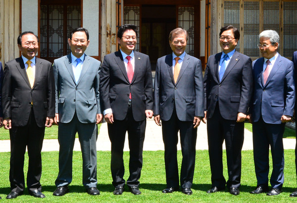 ▲ 문재인 대통령이 19일 오후 청와대 상춘재에서 5당 원내대표와 첫 오찬 회동 전 기념촬영을 하고 있다. ⓒ뉴시스 사진DB