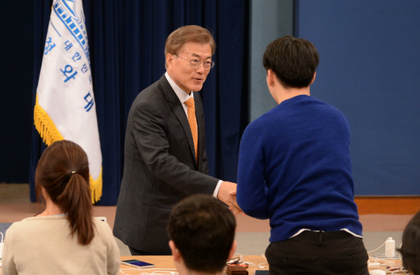 ▲ 문재인 대통령이 19일 헌법재판소장 후보자로 김이수 재판관을 지명한다는 사실을 직접 발표하기에 앞서, 춘추관 2층 브리핑룸 맨앞줄에 자리한 취재진과 일일이 악수를 나누고 있다. ⓒ뉴시스 사진DB