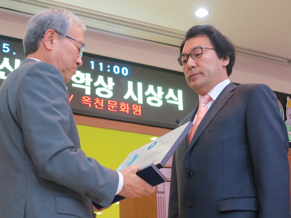 ▲ 지용신인문학상을 차지한 강성원 씨가 수상하고 있다.ⓒ옥천군