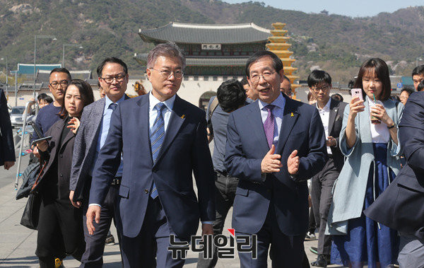 ▲ 문재인 대통령이 대선후보 시절인 4월10일 서울 광화문 광장에서 박원순 서울시장과 만나고 있다.(자료사진) ⓒ뉴데일리 이종현 기자