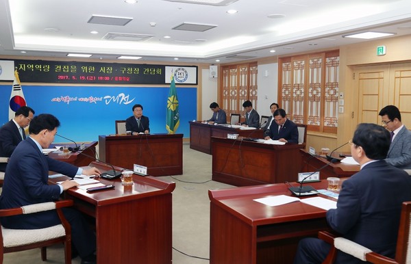 ▲ 권선택 대전시장과 5개 구청장이 19일 대전시청에서 간담회를 갖고 있다.ⓒ대전시