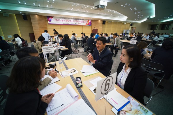 ▲ 사진은 ‘2017 대구국제뷰티엑스포’ 수출상담회 모습.ⓒ엑스코