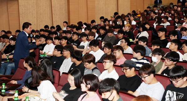 ▲ 권영진 대구시장이 22일 오후 2시 영남이공대에서 지역 대학생들과 소통의 시간을 갖는 ‘시정공감 현장소통시장실’을 개최했다.ⓒ대구시