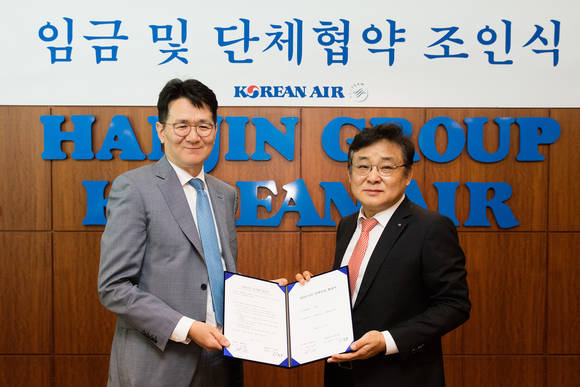 ▲ 조원태 사장(왼쪽)과 이종호 노조위원장(오른쪽)이 2016년 임단협 조인식을 하고 기념 촬영을 하고 있는 모습.ⓒ대한항공