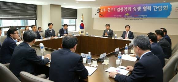 ▲ 박상우 한국토지주택공사 사장(정면 좌측)과 박성택 중소기업중앙회 회장 및 중소기업업계 관계자들이 상생협력 간담회를 하고 있다. ⓒ한국토지주택공사