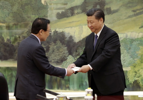 이해찬 문재인 정부 중국 특사가 19일 베이징에서 시진핑 중국 주석에게 대통령 친서를 전달하는 모습. ⓒAP/뉴시스