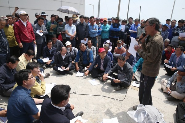 ▲ 안희정 충남지사 등이 20일 가뭄현장에서 심각한 가뭄과 관련, 한 농민으로부터 설명을 듣고 있다.ⓒ충남도