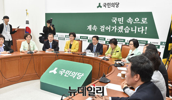 ▲ 국민의당이 21일 논평을 통해 문재인 후보의 인사를 비판했다. 박근혜 정부의 인사를 중용했다는 것이 이유였다. ⓒ뉴데일리 이종현 기자