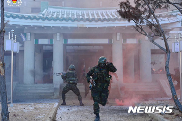 ▲ 2016년 12월 北선전매체가 공개한 北특수부대의 청와대 타격훈련 모습. ⓒ뉴시스. 무단전재 및 재배포 금지.