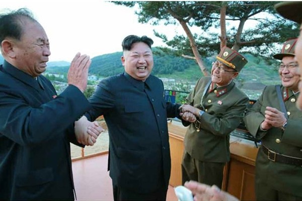 북한이 남파공작원 지령용으로 추정되는 ‘난수(亂數)’ 방송을 또 내보냈다. 사진은 북한의 신형 중장거리탄도미사일(IRBM) ‘화성-12형’ 시험발사 준비 현장을 찾은 김정은.ⓒ北선전매체 홈페이지 캡쳐