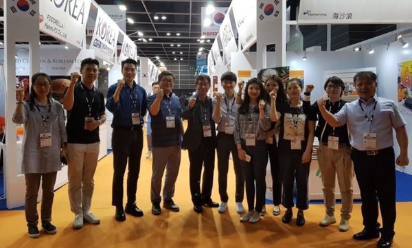 ▲ 지난 8일부터 열린 홍콩식품박람회에 참가한 충북의 농식품 기업인들.ⓒ충북도