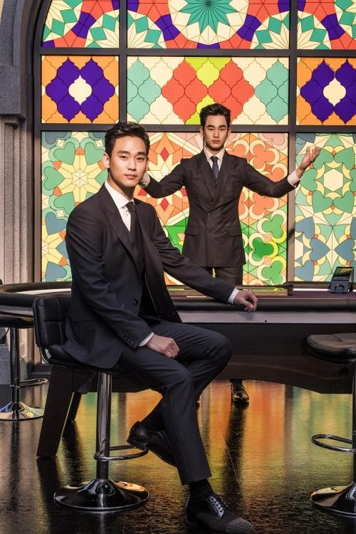 ▲ 파라다이스시티 홍보대사 배우 김수현과 전필립 파라다이스그룹 회장이 디오라마 모형에서 포즈를 취하고 있다.