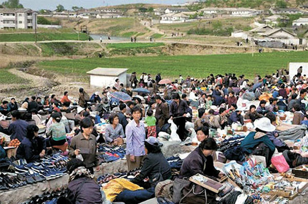 ▲ 최근 북한에서는 군인들의 장마당 출입을 전면금지했다고 한다. 사진은 북한 장마당의 일반적인 모습. ⓒ조선닷컴 프리미엄 조선 관련화면 캡쳐.