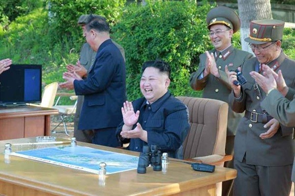 '북극성-2형' 시험발사 장면을 보고 기뻐하고 있는 김정은.ⓒ北선전매체 홈페이지 캡쳐