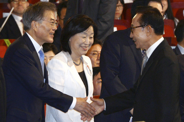 ▲ 문재인 대통령이 제70주년 광복절 중앙경축식에서 이명박 전 대통령과 인사하고 있다. ⓒ뉴시스 사진DB