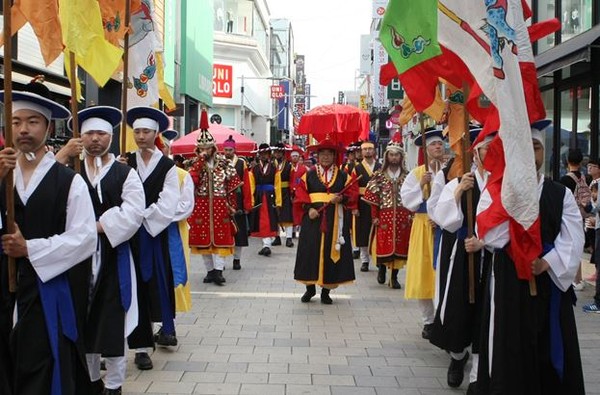▲ 이승훈 충북 청주시장이 지난 20일 청주 성안길에서 열린 세종대왕 어가행렬에 참여하고 있다.ⓒ청주시