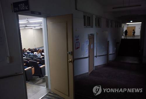 ▲ 대학구조개혁 등을 대비하고 공생 관계를 구축하는 대학 간 상호교류 협약(MOU)이 확산되는 분위기다. ⓒ연합뉴스