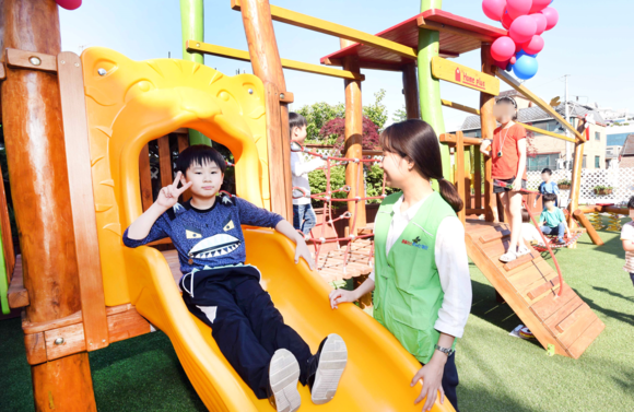 ▲ 소아암 어린이들이 서울 연남동 한국백혈병소아암협회에 마련된 ‘희망 놀이터’에서 홈플러스 e파란재단 관계자들과 함께 뛰놀고 있다. ⓒ홈플러스