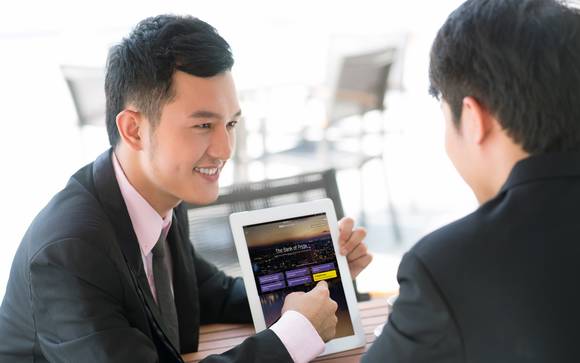 ▲ 신한은행은 22일 베트남현지법인에서도 ‘디지털 브랜치’ 서비스를 실시한다고 밝혔다. 이 서비스는 은행원이 태블릿PC를 통해 고객의 은행업무를 처리해주는 것으로 외부에서도 영업이 가능하다는 장점이 있다.ⓒ신한은행