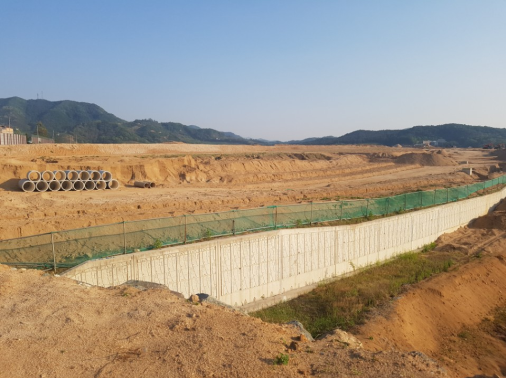 ▲ 올 지방 분양시장 바로미터로 꼽히는 충주 호암택지지구는 현재 지반 다지기가 한창이다. = 김백선 기자