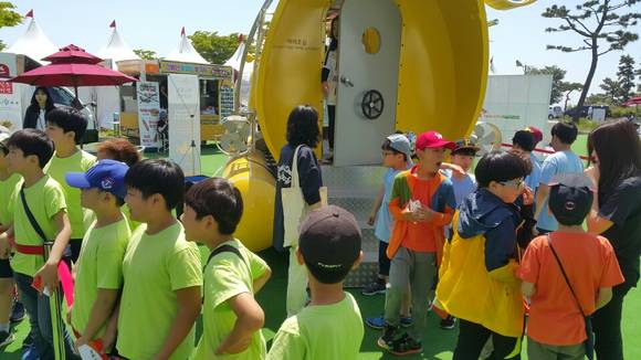 ▲ 티움모바일을 체함하기 위해 대기중인 아이들 ⓒ 전상현 기자