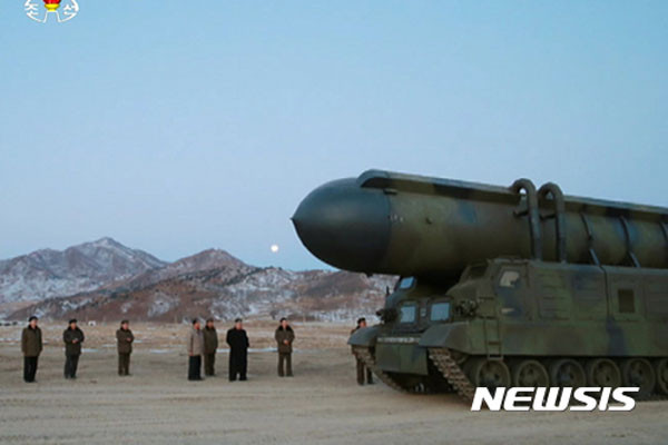 ▲ 지난 2월 '북극성-2형' 탄도미사일을 쏘기 전 모습. 미사일 옆에 선 사람 가운데 '검은 돼지'처럼 보이는 게 김정은이다.ⓒ