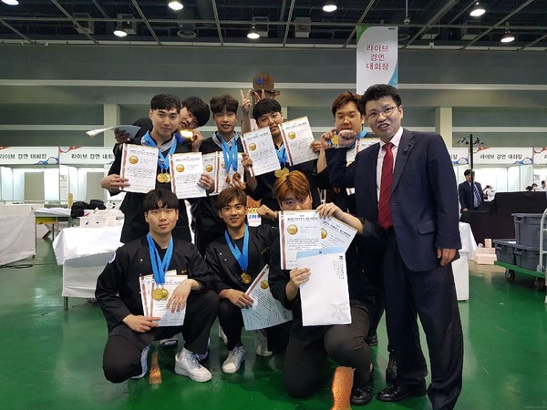 ▲ U1대학교 글로벌명품조리학과 학생들이 ‘2017 대한민국 국제요리경연대회에서 대상을 차지했다.ⓒU1대학교