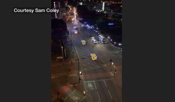 폭발 직후 맨체스터 실내경기장으로 출동하는 구급차량들. ⓒ英BBC 관련보도 화면캡쳐.