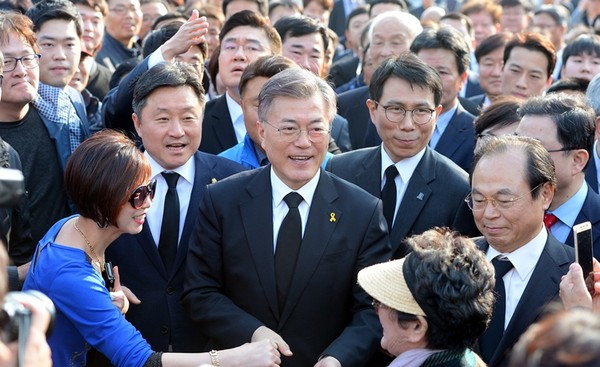 4월4일 당시 문재인 더불어민주당 대선후보가 경남 김해 봉하마을을 찾아 시민들의 환영을 받으며 고 노무현 전대통령 묘역으로 향하고 있다. ⓒ뉴시스 사진DB