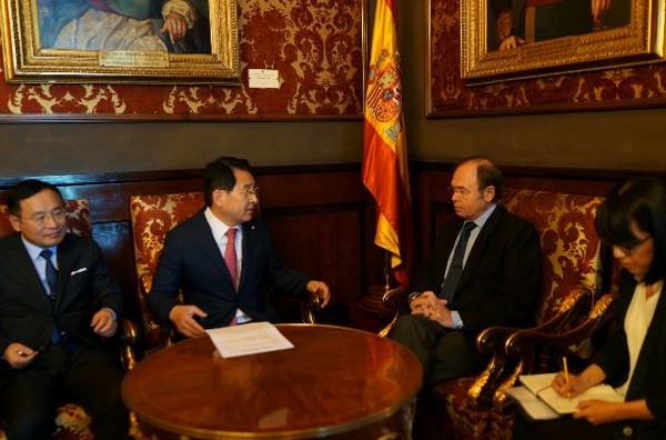 ▲ 심재철 국회부의장과 가르시아 스페인 상원의장이 양국 협력을 논의하는 모습. ⓒ심재철 의원실 제공