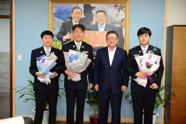 ▲ 음성군이 23일 배드민턴대회에 참가했다가 응급환자의 생명을 구조한 안기천(소방경·청주서부), 황준배(소방장·진천), 최승관(소방사·음성) 3명의 소방관들에게 표창패를 수여했다.ⓒ음성군