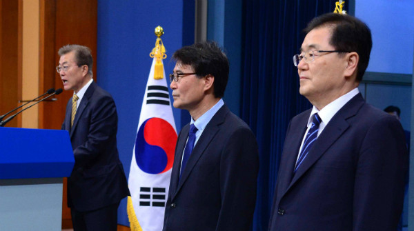 ▲ 문재인 대통령이 지난 21일 장하성 고려대 교수와 정의용 외교안보TF단장을 각각 청와대 정책실장과 안보실장에 임명한다는 내용의 인선안을 직접 발표하고 있다. ⓒ뉴시스 사진DB