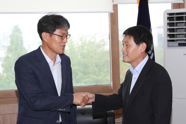 ▲ ‘웃으며 악수는 했는데’ 23일 충북도의회 자유한국당 박한범 원내대표(오른쪽)와 더불어민주당 연철흠 원내대표가 악수를 나누고 있다.ⓒ충북도의회