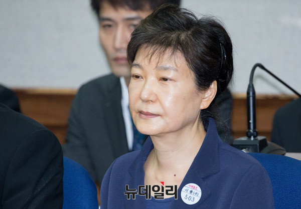 23일 뇌물 등 혐의로 구속 기소된 박근혜 전 대통령이 서울중앙지법 417호 법정에서 열린 첫 공판에 참석했다. ⓒ 사진 공동취재단