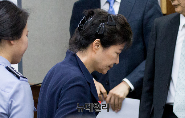 법정에 들어온 박근혜 전 대통령이 피고인석으로 향하는 모습. ⓒ 사진 공동취재단