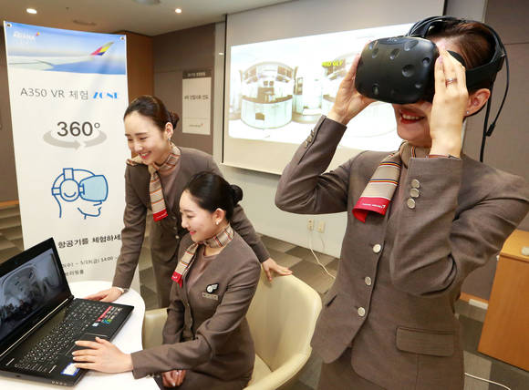 아시아나항공은 4차 산업사회 선도의 일환으로 가상현실을 이용한 교육훈련을 도입했다고 22일 밝혔다.ⓒ아시아나항공