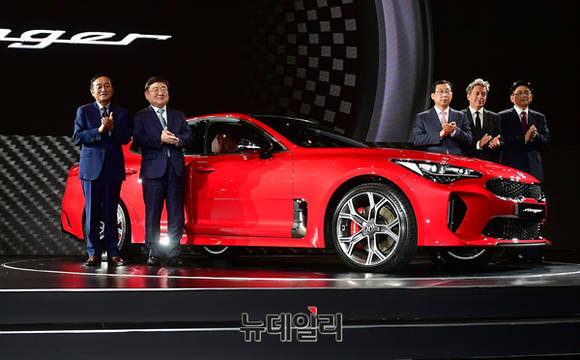 ▲ 왼쪽부터 김창식 부사장, 이형근 부회장, 박한우 사장, 그레고리 기욤 수석디자이너, 정락 부사장이 스팅어 옆에서 기념촬영을 하고 있다.ⓒ정상윤 기자